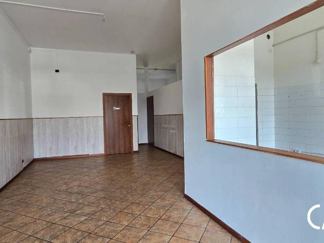 Locale Commerciale in affitto a Oneda, Sesto Calende