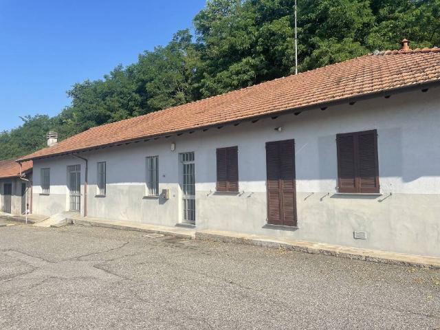 Locale Commerciale in affitto a San Giorgio, Sesto Calende
