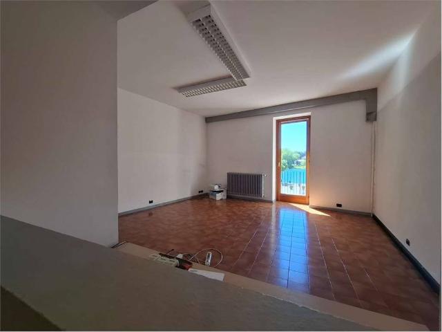 Locale Commerciale in affitto a Abbazia, Sesto Calende
