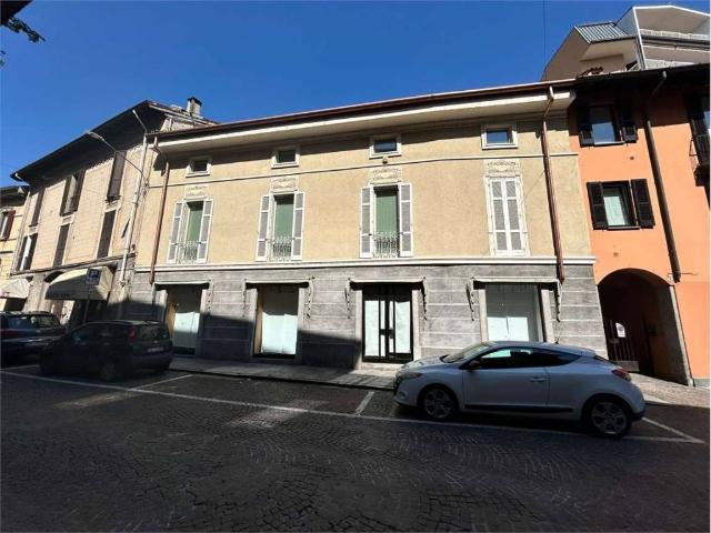 Locale Commerciale in affitto a Abbazia, Sesto Calende