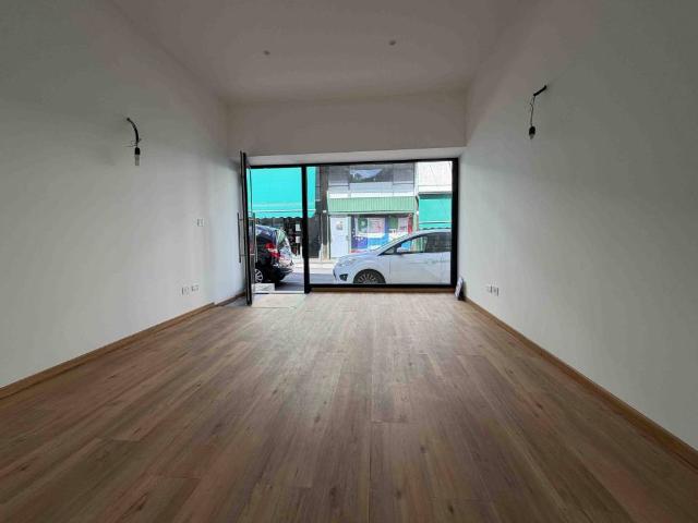 Locale Commerciale in affitto a Abbazia, Sesto Calende