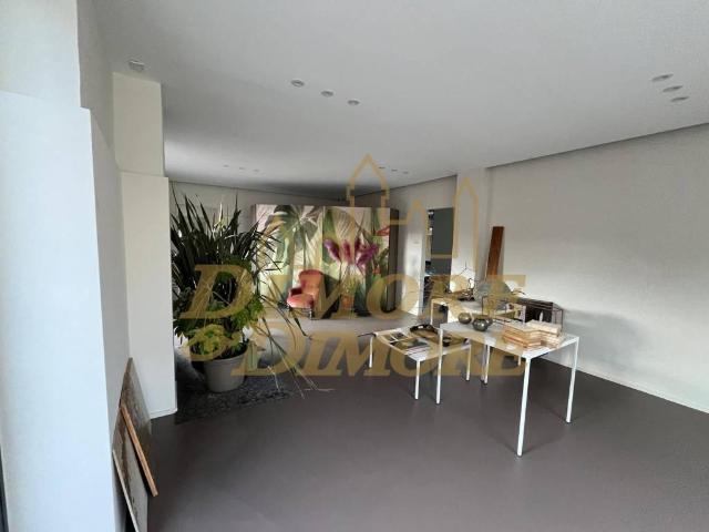 Locale Commerciale in affitto a Abbazia, Sesto Calende