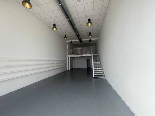 Locale Commerciale in affitto a Oneda, Sesto Calende