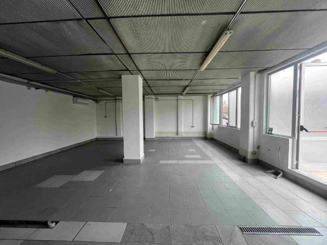Locale Commerciale in affitto a Oneda, Sesto Calende