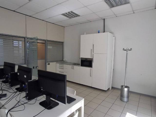 Locale Commerciale in affitto a Sesto Fiorentino, Toscana