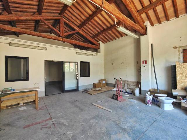 Locale Commerciale in affitto a Zambra, Sesto Fiorentino