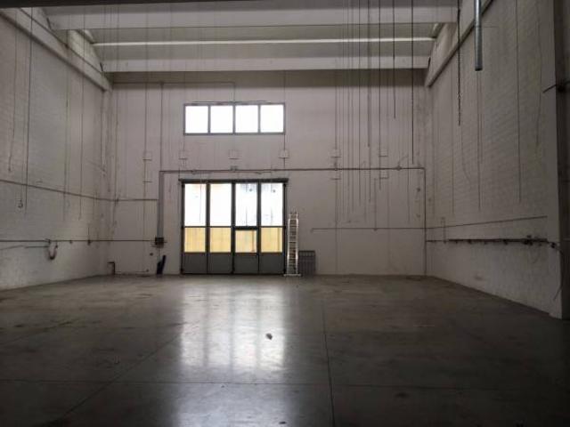 Locale Commerciale in affitto a Sesto Fiorentino, Toscana