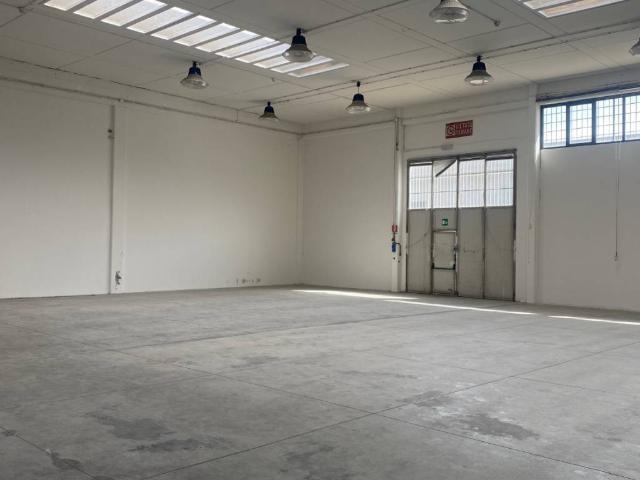 Locale Commerciale in affitto a Sesto Fiorentino, Toscana
