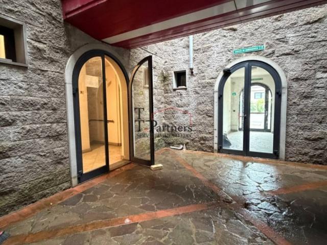 Locale Commerciale in affitto a Zambra, Sesto Fiorentino