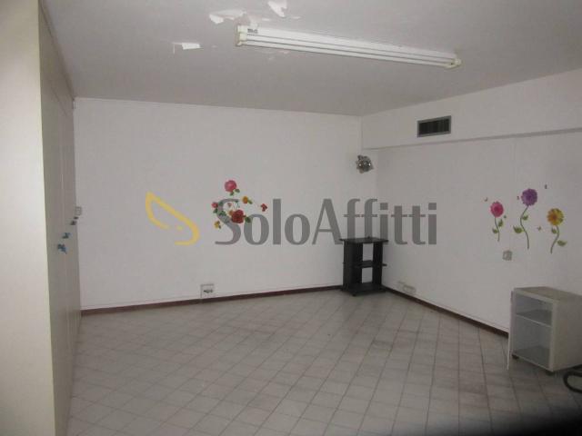 Locale Commerciale in affitto a Zambra, Sesto Fiorentino