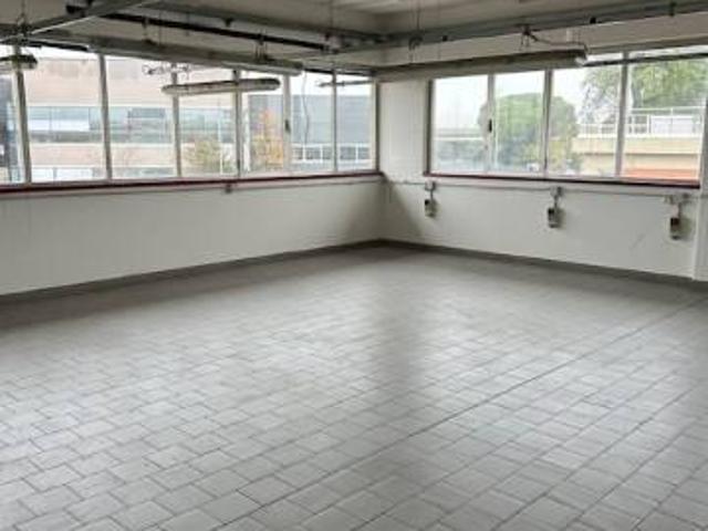 Locale Commerciale in affitto a Sesto Fiorentino, Toscana