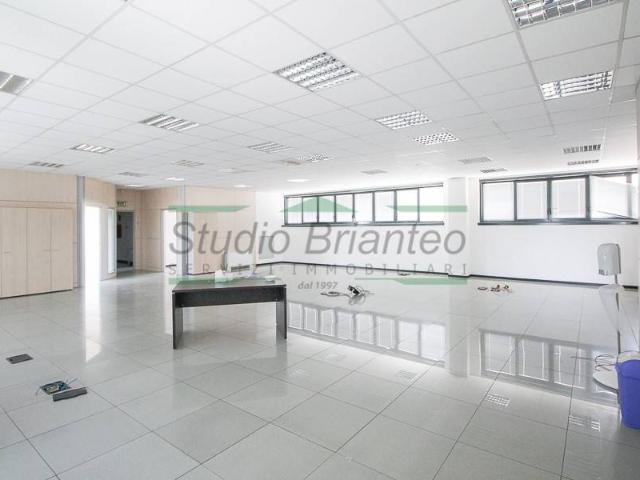 Locale Commerciale in affitto a Zona Omogenea Milano Nord, Sesto San Giovanni