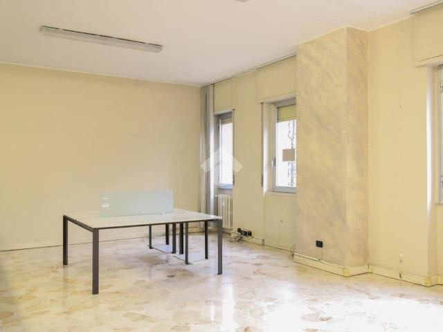 Locale Commerciale in affitto a Zona Omogenea Milano Nord, Sesto San Giovanni