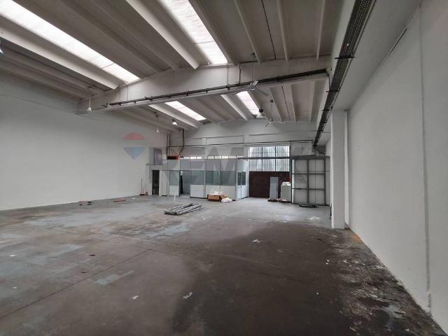 Locale Commerciale in affitto a Zona Omogenea Milano Nord, Sesto San Giovanni