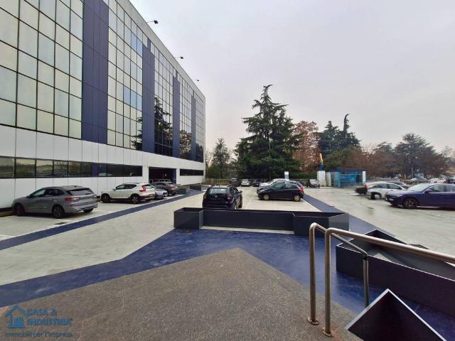 Locale Commerciale in affitto a Zona Omogenea Milano Nord, Sesto San Giovanni