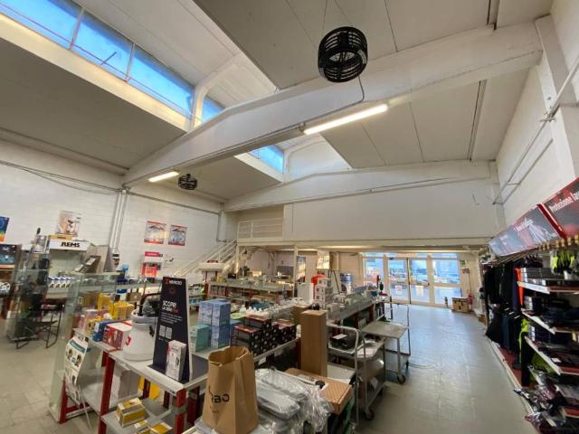 Locale Commerciale in affitto a Seguro, Settimo Milanese