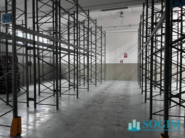 Locale Commerciale in affitto a Seguro, Settimo Milanese