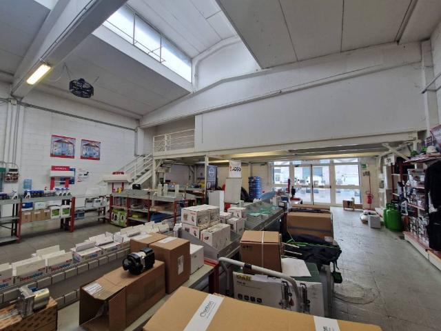 Locale Commerciale in affitto a Seguro, Settimo Milanese