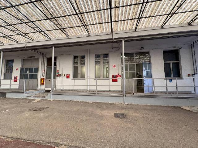 Locale Commerciale in affitto a Seguro, Settimo Milanese