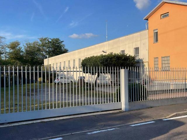 Locale Commerciale in affitto a Seguro, Settimo Milanese