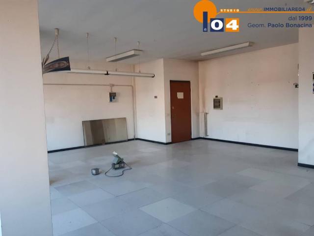Locale Commerciale in affitto a Altopiano di Seveso, Seveso