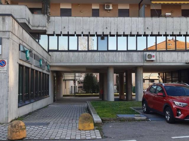 Locale Commerciale in affitto a Altopiano di Seveso, Seveso