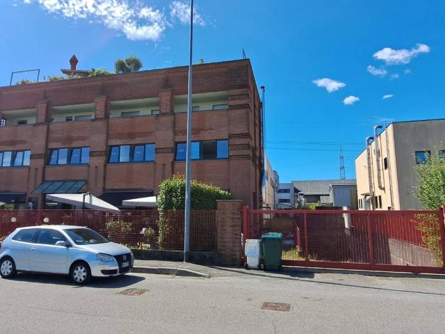 Locale Commerciale in affitto a Altopiano di Seveso, Seveso
