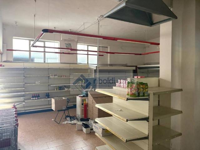 Locale Commerciale in affitto a Seveso, Lombardia