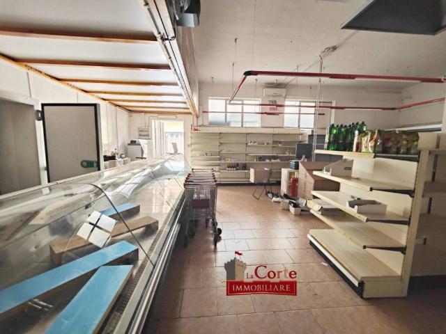 Locale Commerciale in affitto a Seveso, Lombardia