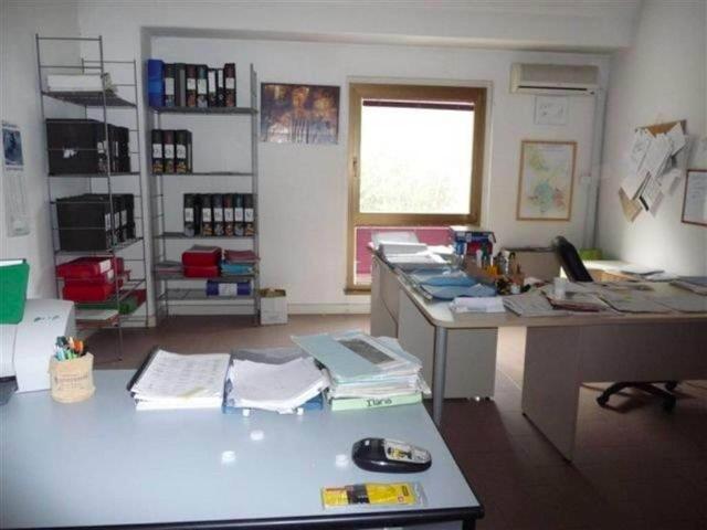 Locale Commerciale in affitto a Due Ponti, Siena