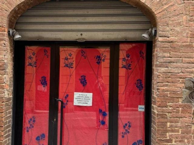 Locale Commerciale in affitto a Contrada del Leocorno, Siena