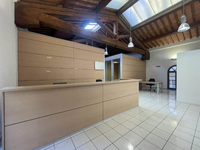 Locale Commerciale in affitto a Ravacciano, Siena