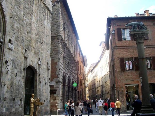 Locale Commerciale in affitto a Contrada della Giraffa, Siena