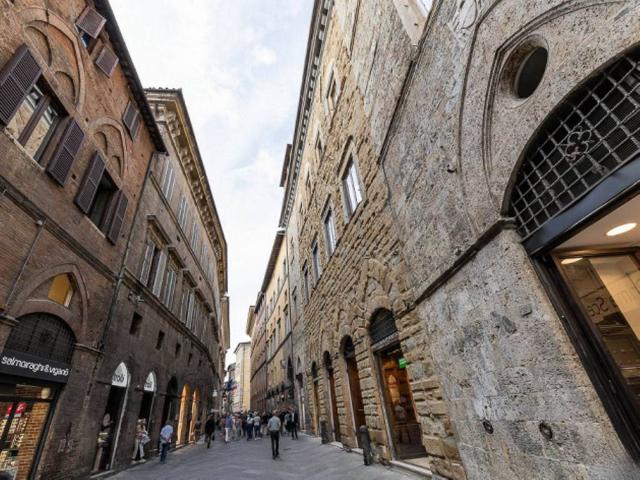 Locale Commerciale in affitto a Contrada della Civetta, Siena
