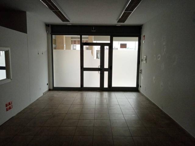 Locale Commerciale in affitto a Signa, Toscana