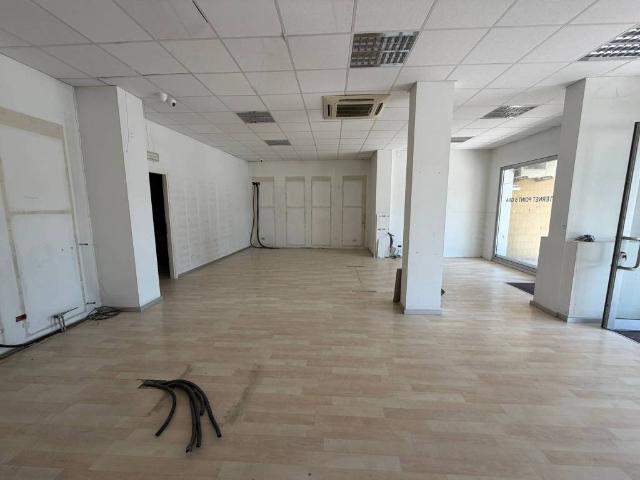 Locale Commerciale in affitto a Signa, Toscana