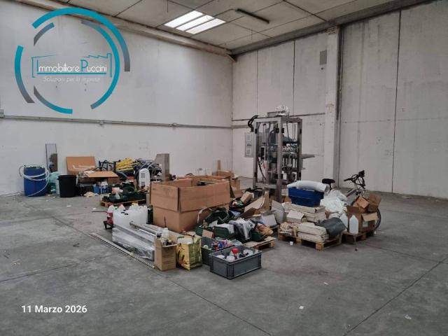 Locale Commerciale in affitto a Signa, Toscana