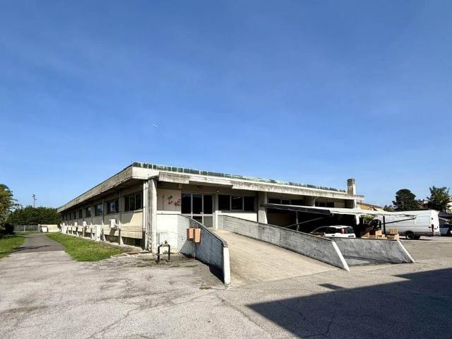 Locale Commerciale in affitto a Signa, Toscana