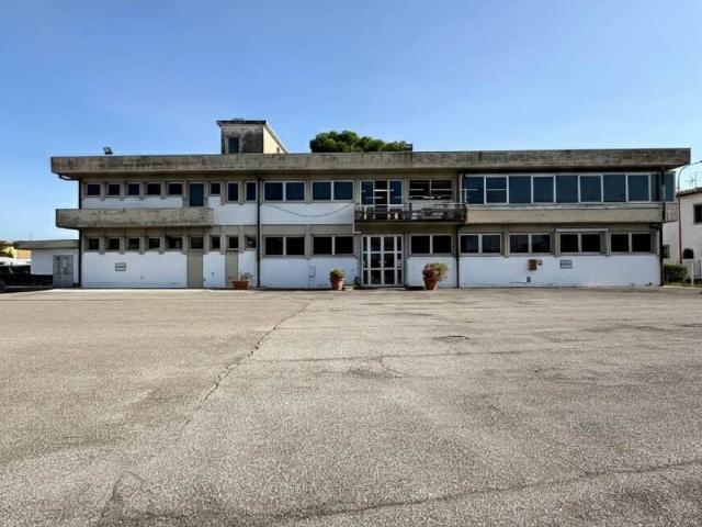 Locale Commerciale in affitto a Signa, Toscana
