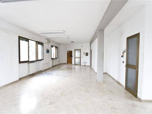 Locale Commerciale in affitto a Signa, Toscana