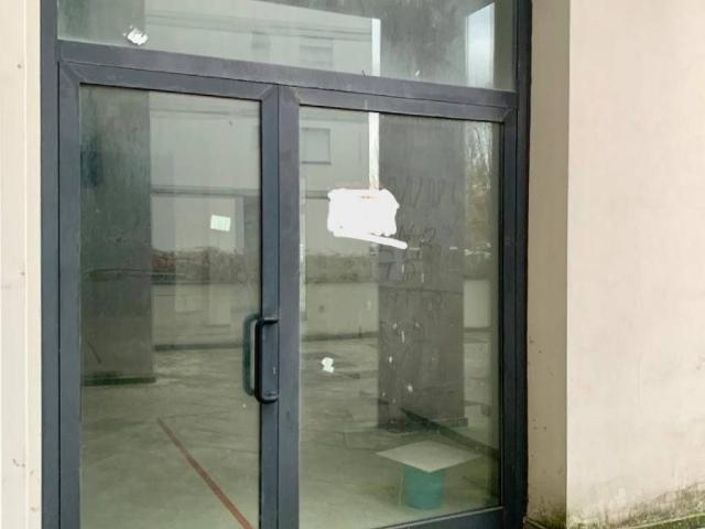 Locale Commerciale in affitto a Signa, Toscana