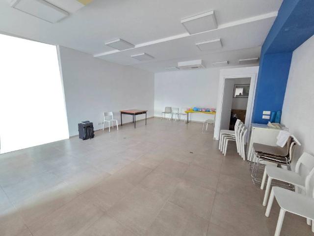 Locale Commerciale in affitto a Signa, Toscana