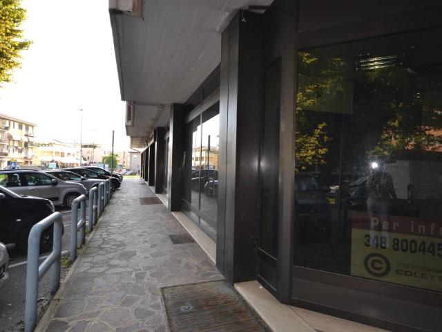 Locale Commerciale in affitto a Lanzago, Silea