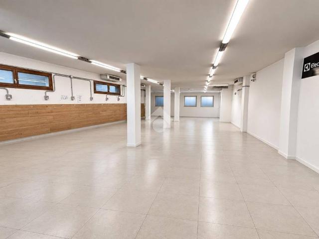 Locale Commerciale in affitto a Lanzago, Silea