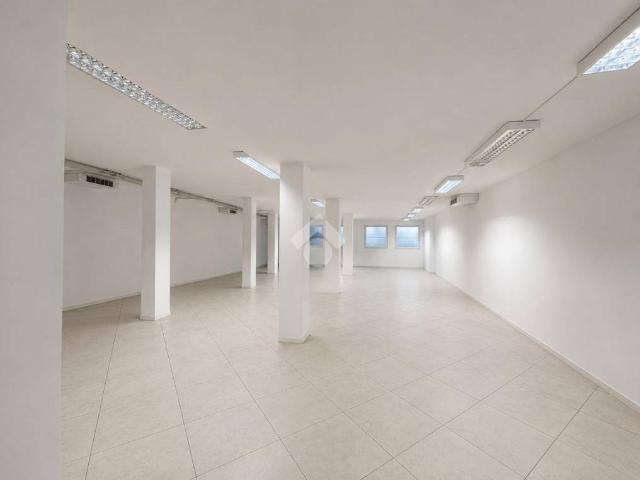 Locale Commerciale in affitto a Lanzago, Silea