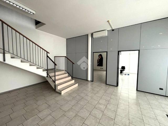 Locale Commerciale in affitto a Lanzago, Silea