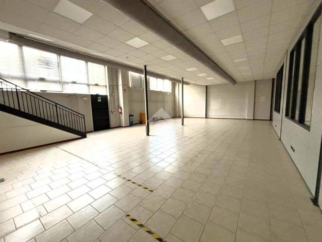 Locale Commerciale in affitto a Lanzago, Silea