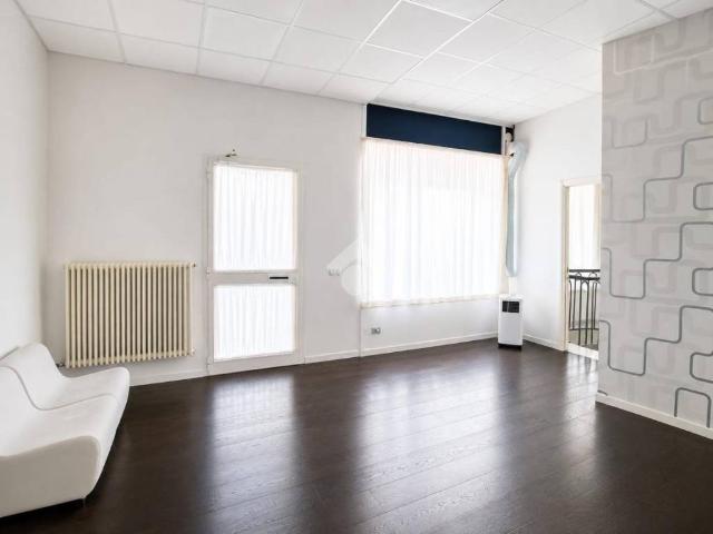 Locale Commerciale in affitto a Lanzago, Silea