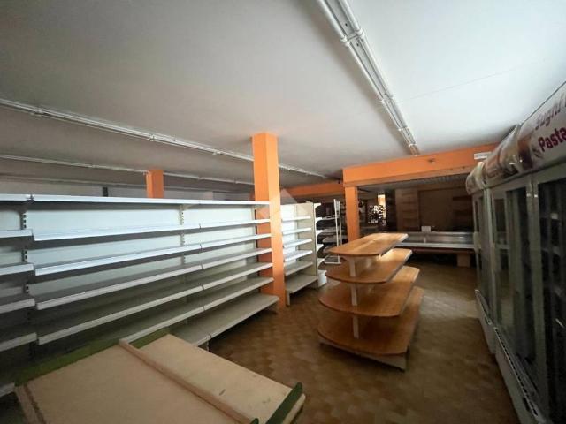 Locale Commerciale in affitto a Solagna, Veneto