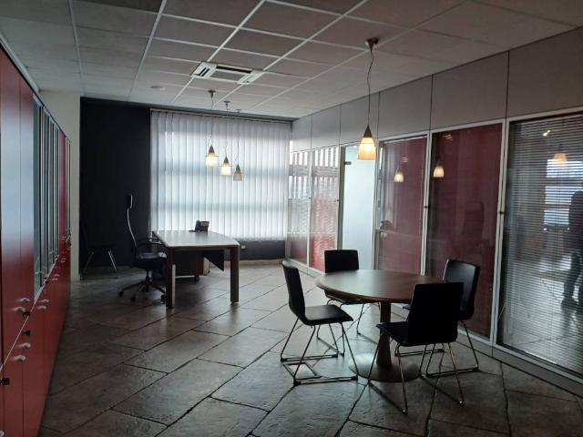 Locale Commerciale in affitto a Solaro, Lombardia